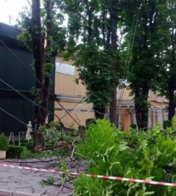 У Запоріжжі через негоду пошкоджені лініїї електропередач, у Франківську обвалився міст