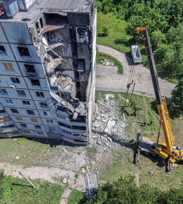 Ради ремонта. Разрушенную высотку на Северной Салтовке разбирали спасатели
