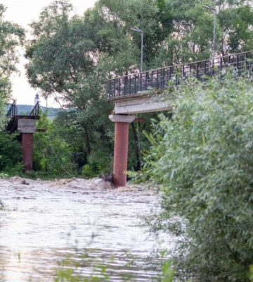 У Франківську обвалився пішохідний міст через Бистрицю Солотвинську