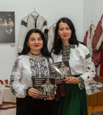 На Франківщині презентували книгу про автентичний одяг передмістя Косова