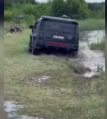 Світязь на Волині: елітний Hummer їздив мало не по людях і руйнував береги озера