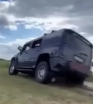 Світязь на Волині: елітний Hummer їздив мало не по людях і руйнував береги озера