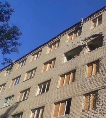 Россияне накрывают огнем Херсон. Уже попали в гуманитарный штаб и пять жилых домов