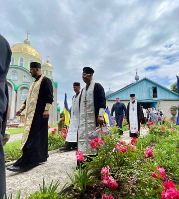 На Волині навколішки, з квітами та з прапорами зустріли Героя Олександра Чемка. Відео