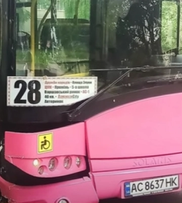 У Луцьку нова «гламурна» маршрутка потрапила у ДТП (відео)