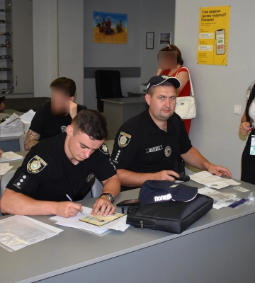 У Черкасах і мати, і син хотіли обміняти підроблені водійські посвідчення
