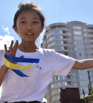 Десятирічна японська волонтерка відвідала Миколаїв, аби зібрати дитячі історії про війну