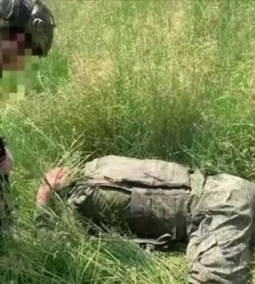 Российский оккупант бежит сломя голову, чтобы сдаться в плен к ВСУ. ВИДЕО