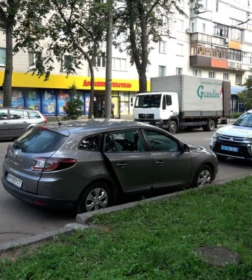 У Сумах чоловік з вікна квартири розстріляв автівку (ВІДЕО)