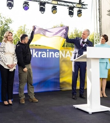 Зеленський привіз у Вільнюс бойовий прапор із Бахмута