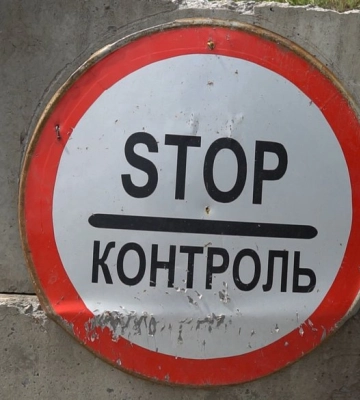 &quot;Збив мене, я впав йому на капот&quot;. На блокпості поблизу Сум чоловік наїхав автівкою на працівників центру комплектування