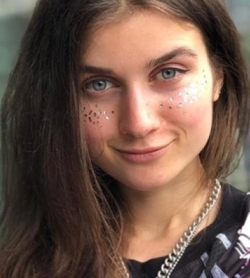 Jerry Heil розповіла, що неадекватний сусід погрожував її зґвалтувати