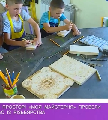 Майстер-класи із різьби по дереву для дітей проводить в Ужгороді художник Віталій Кінч