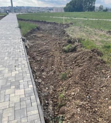 У Чернівцях відновили роботи з облаштування флагштоку в парку Жовтневий