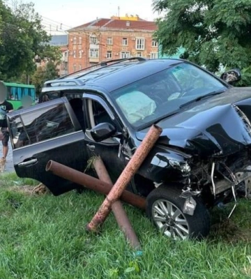 Влетів у протитанковий їжак: подробиці ДТП у Полтаві