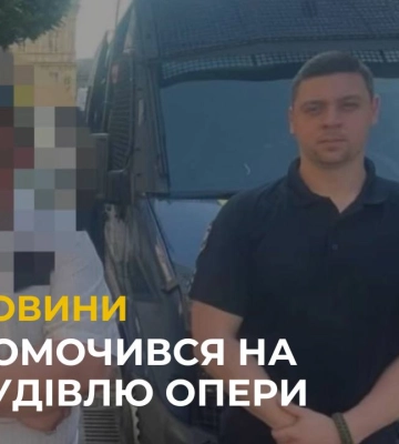 Помочився на будівлю Опери: патрульні виявили чоловіка, який справив нужду у центрі Львова