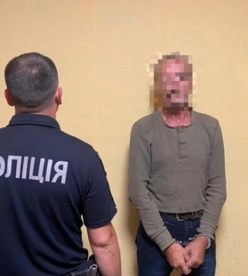 У Дніпрі затримали чоловіка, який ходив по вулиці голим і пропонував інтим дітям