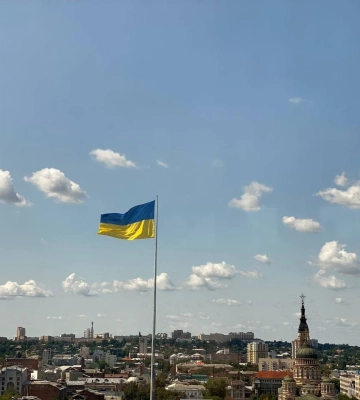 У Харкові замінюють прапор України (відео)