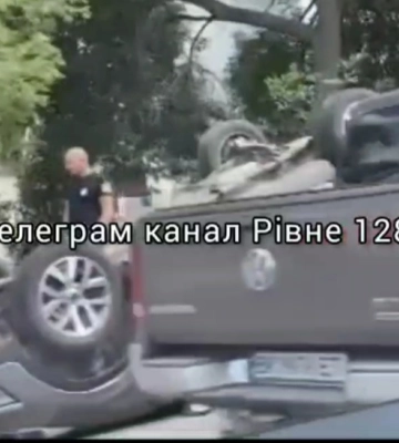 Авто лежить на даху. У Рівному - ДТП (ВІДЕО)