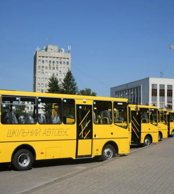 Для учнів Рівненщини закупили 10 нових шкільних автобусів