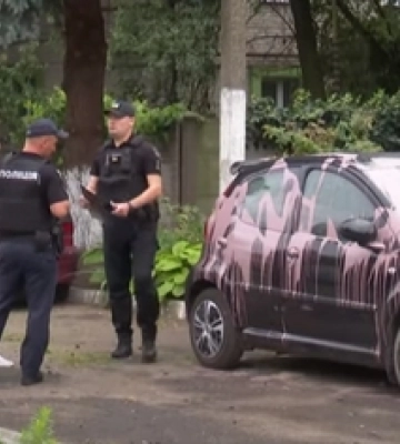 На Волині священнику облили фарбою автомобіль (відео)