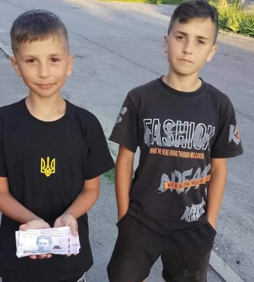 Діти у Здолбунові збирали гроші для армії, миючі машини