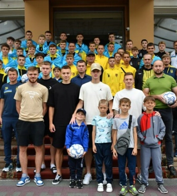 ФОТО. Украинская молодежка встретилась с юными болельщиками в Черновцах