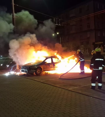 У Центральному районі Дніпра загорівся легковик