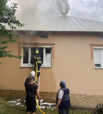 Хустські вогнеборці ліквідували пожежу в житловому будинку, врятувавши його від знищення