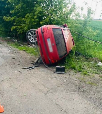 На Кременеччині водійка на “БМВ” в’їхала у бетонний стовп: травмувалися діти