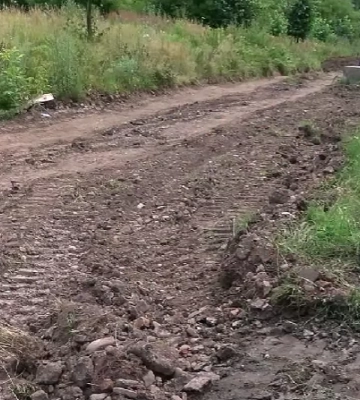 Біля луцького кільця у Рівному почали робити тротуар