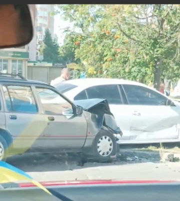 Зім&#039;яло капот: у Луцьку  ДТП на вулиці Кравчука за участі двох авто 