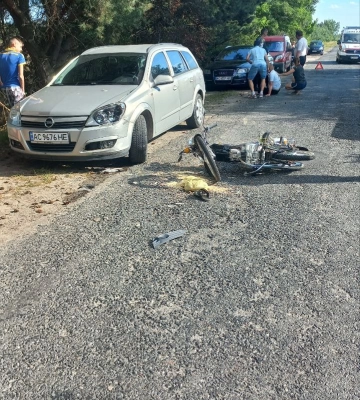 На Волині мотоцикліст в’їхав у припаркований автомобіль