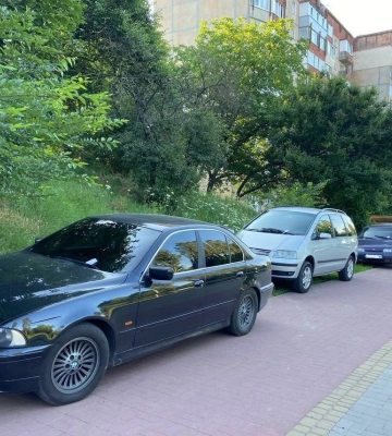 Водіїв у Рівному покарали, бо авто на велодоріжках паркували