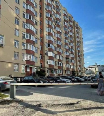 У Тернополі в дворі будинку молодий чоловік пошкодив ножем 8 автівок (ФОТО)