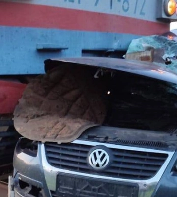 В Черніговской области поезд переехал автомобиль: погибли три человека, среди них ребенок