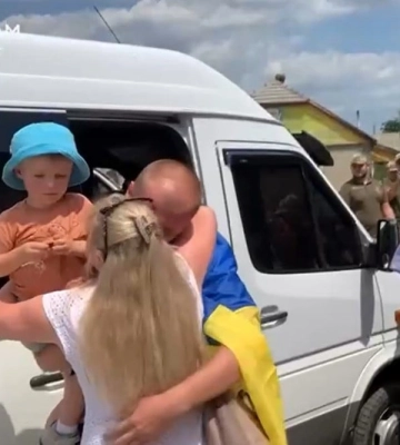 Полонені прикордонники-захисники Зміїного повернулися додому: у Мережі показали зворушливе відео