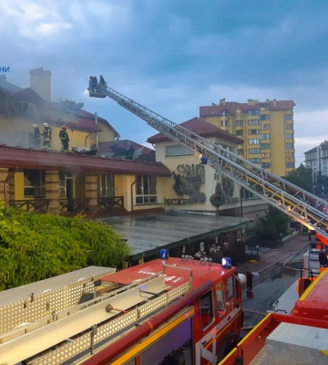 Пожежа в готелі у Трускавці: пожежники понад 4 години приборкували вогонь (ФОТО)