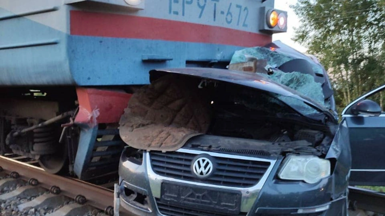 В Черниговской области автомобиль попал под поезд. Погибли мужчина, женщина  и ребенок - Региональные новости