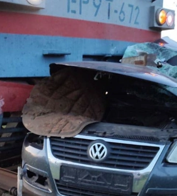 В Черниговской области автомобиль попал под поезд. Погибли мужчина, женщина и ребенок