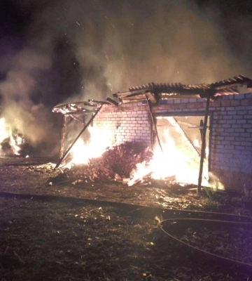 Згоріли сіно, дрова та господарська будівля: на Сарненщині ліквідували пожежу у приватному господарстві