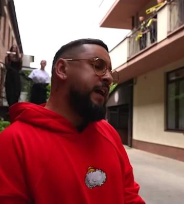 MONATIK растрогал видео, исполнив новую песню прямо посреди улицы в Днепре