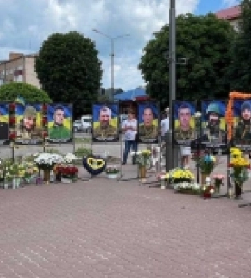 У Костополі облаштували алею захисників