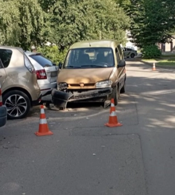 У Луцьку на тротуарі автівка збила 35-річну жінку і зіткнулася із двома припаркованими автомобілями: постраждала у лікарні