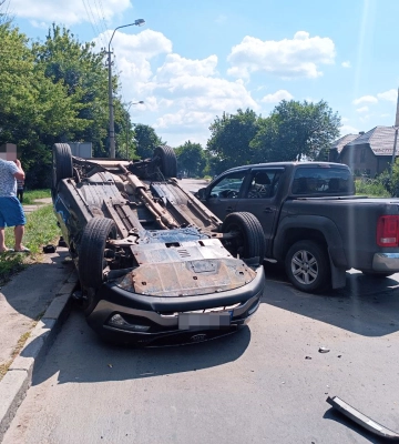 Від удару авто з вагітною рівнянкою перекинулося (ФОТО)