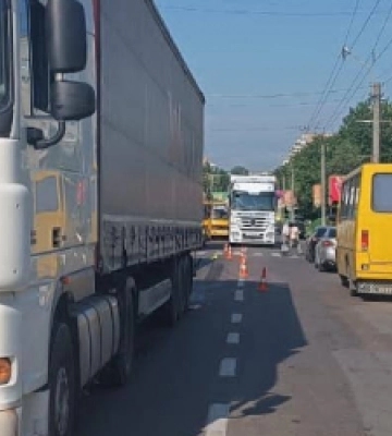 У Львові водій вантажівки збив жінку, яка перебігала дорогу в неналежному місці