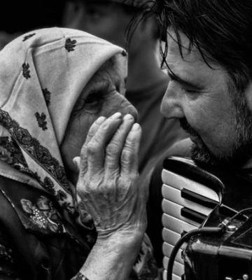 «Должна быть радость на сердце». Видео 91-летней бабушки на концерте Kozak System стало вирусным в соцсетях