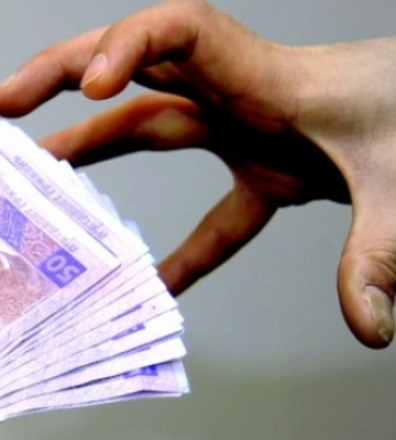 Вихопив гроші з рук і втік: у Луцьку злодій обікрав продавчиню «Порт Сіті», яка перераховувала касу