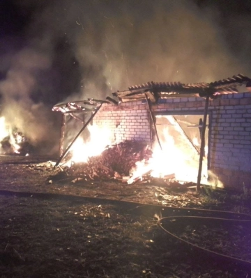 У пожежі на Сарненщині згоріли 4 тонни сіна та 2 куби дров
