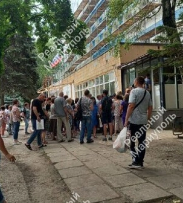 В Мариуполе коллапс медицинской системы, люди занимают очередь к врачу с 5 часов утра, - горсовет. ФОТО